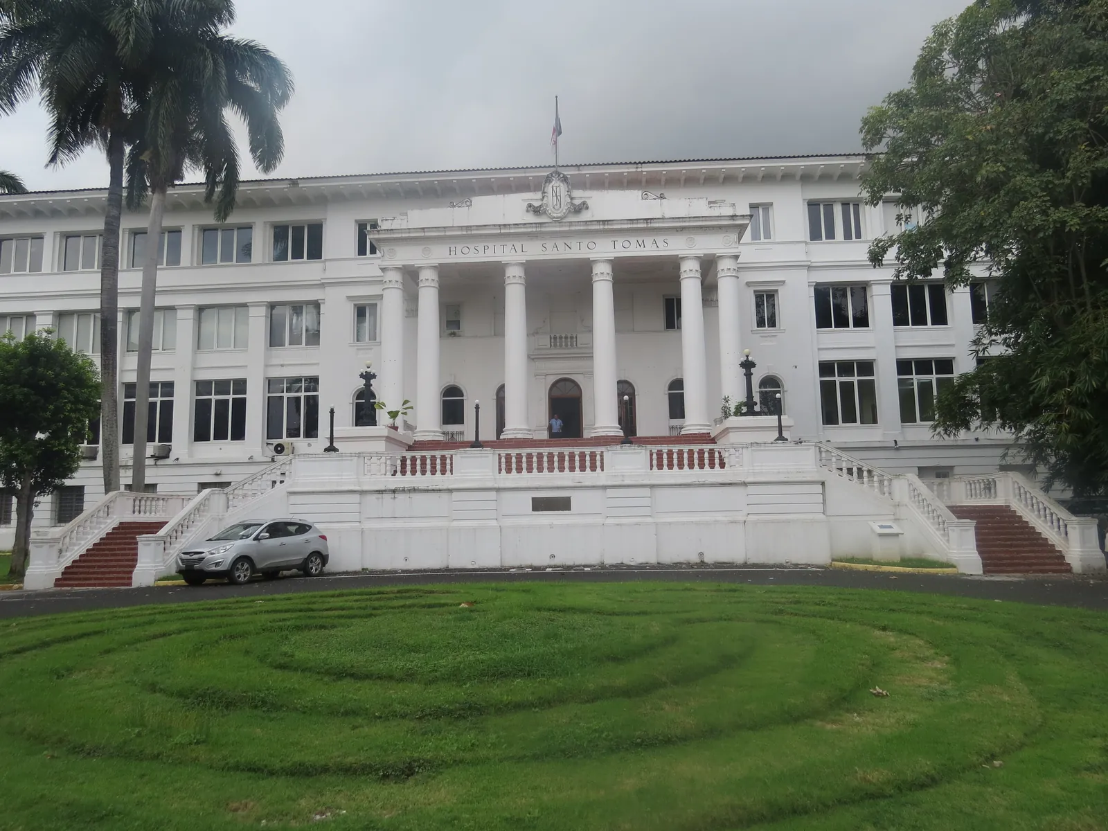 Hospital Santo Tomás in Panama City: a white building with a colonnade and a lawn in front of the entrance